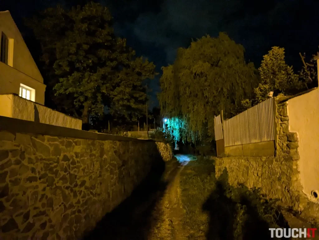 Google Pixel 8a nočné fotografie