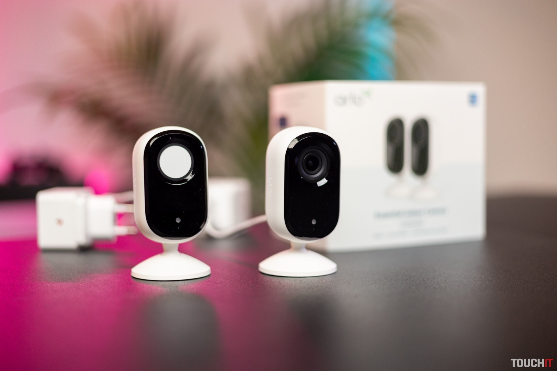 Arlo Essential Indoor: Kamery na stráženie vašej domácnosti. Lacné, výkonné a nie čínske