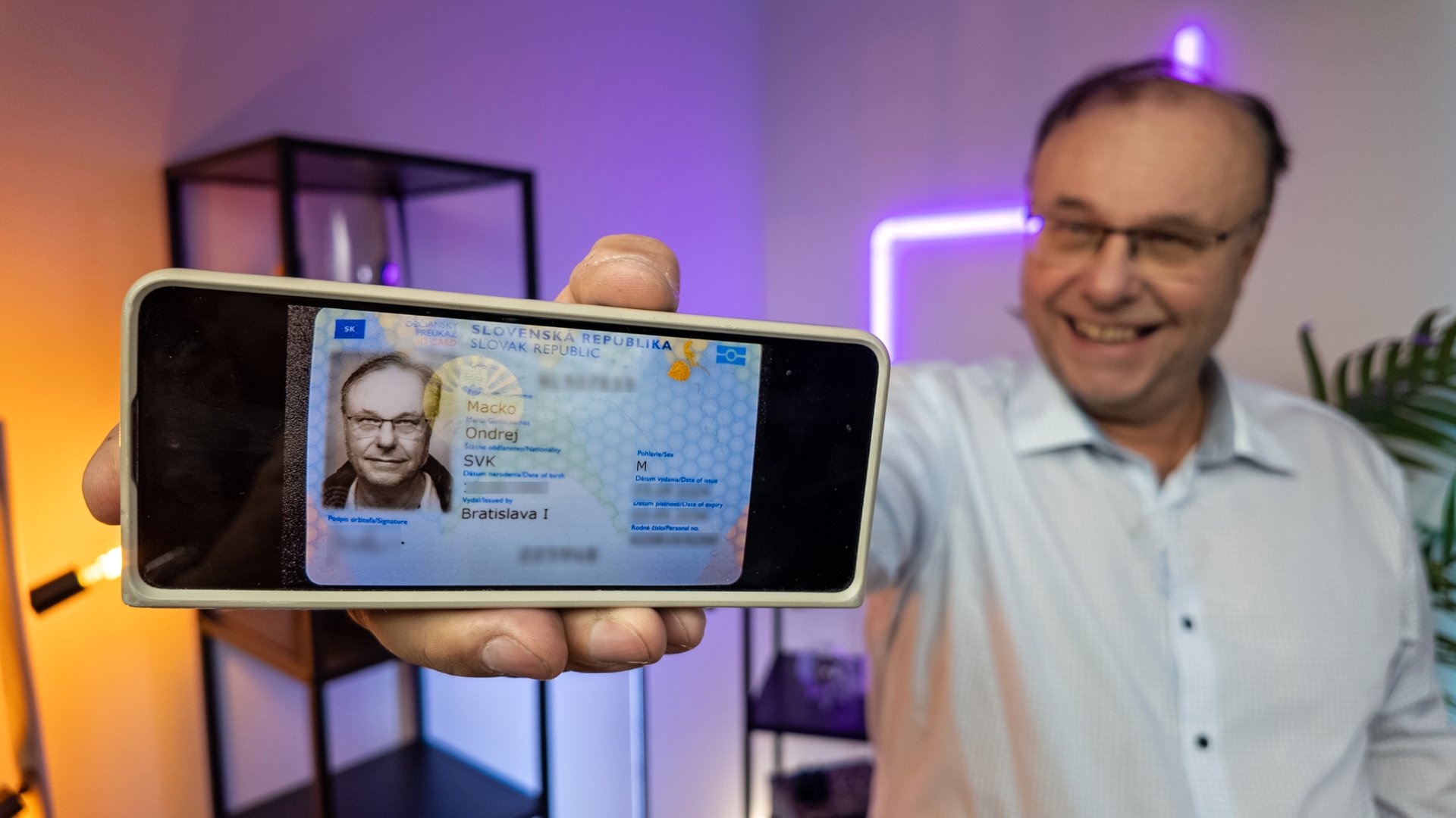 Dočkali sme sa: pri policajnej kontrole vám bude postačovať len smartfón a v ňom bude občiansky aj vodičák