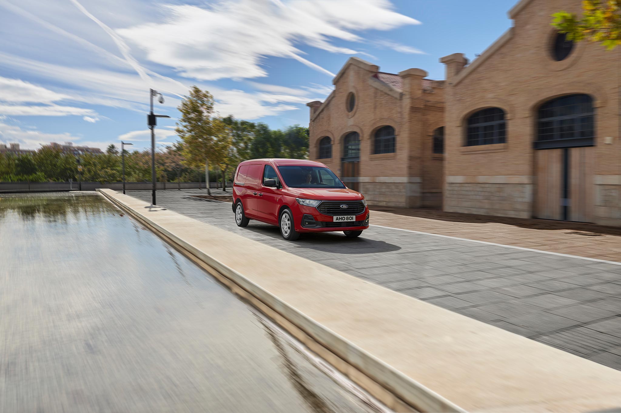 Ford Transit Connect pozná slovenské ceny. Všestranná malá dodávka zaujme motorizáciami i variabilitou  