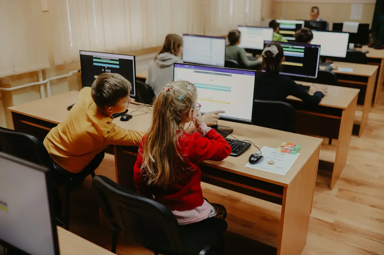 Mladý Slovák podporuje slovenské školy tisíckami eur. Už šiesty rok organizuje medzinárodnú súťaž v učení jazykov