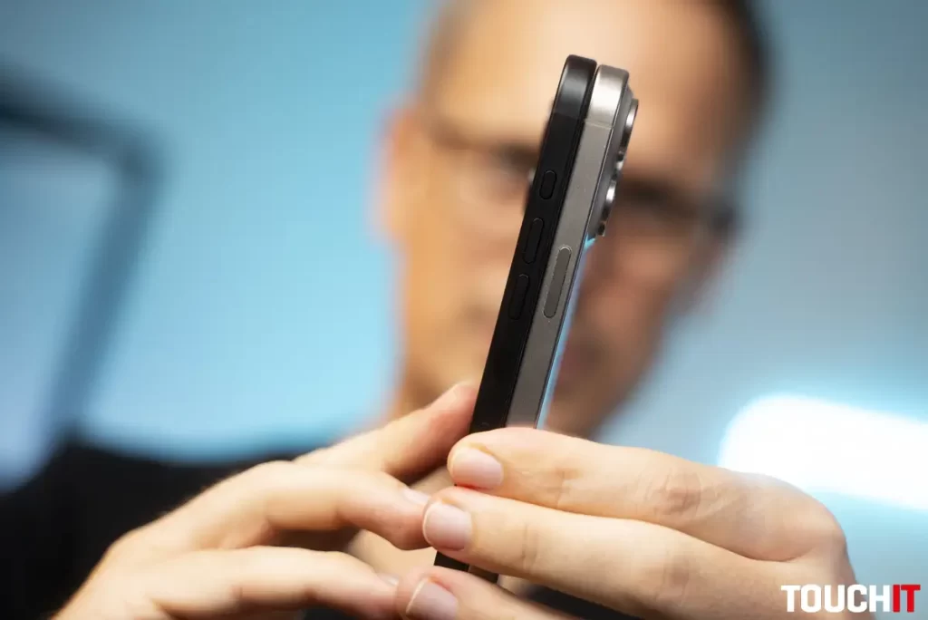 iPhone 16 Plus (vľavo) a iPhone 15 Pro Max (vpravo)