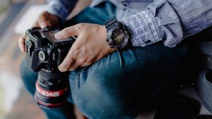 fotograf s fotoaparatom v ruke