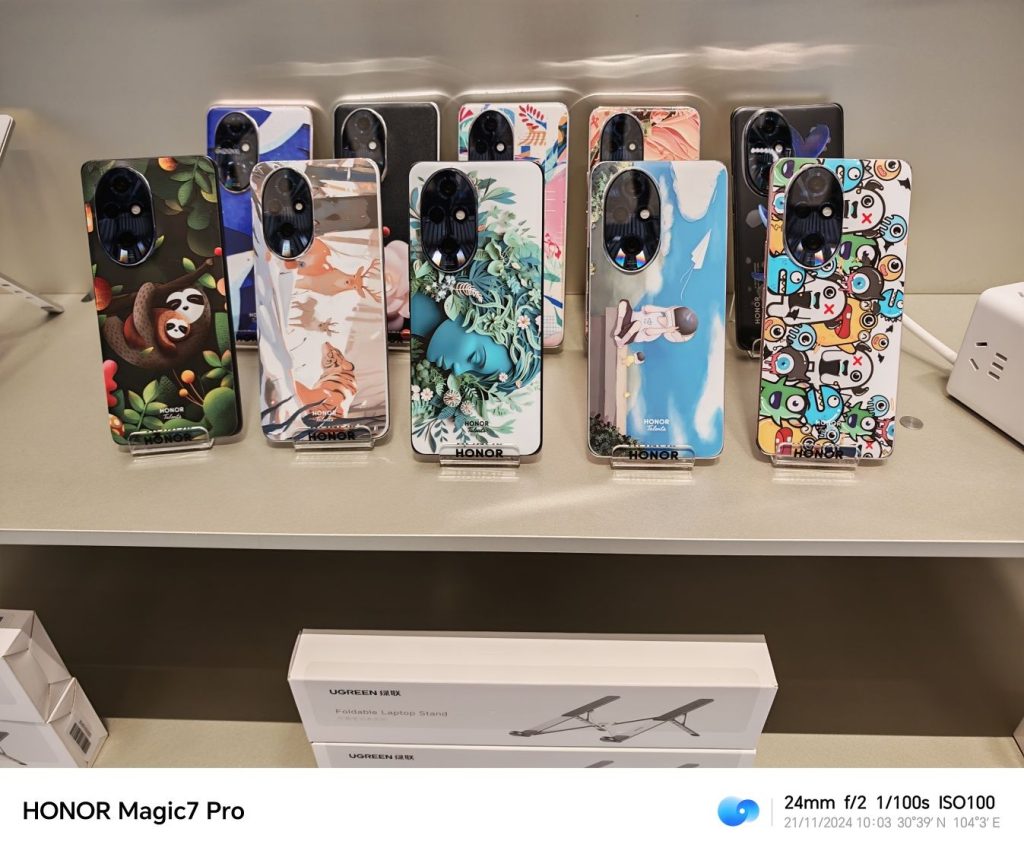 Telefóny HONOR Magic7 Pro s nalepenými nálepkami na zadnej strane