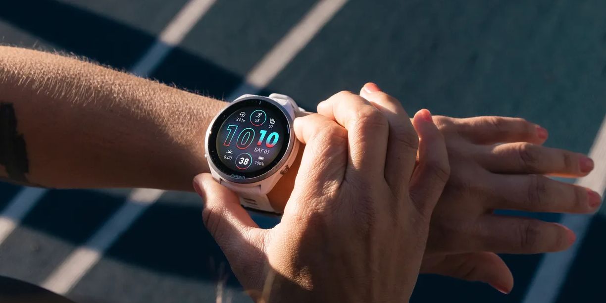 Garmin Forerunner 965 oficiálne: Veľký AMOLED displej a titánová luneta
