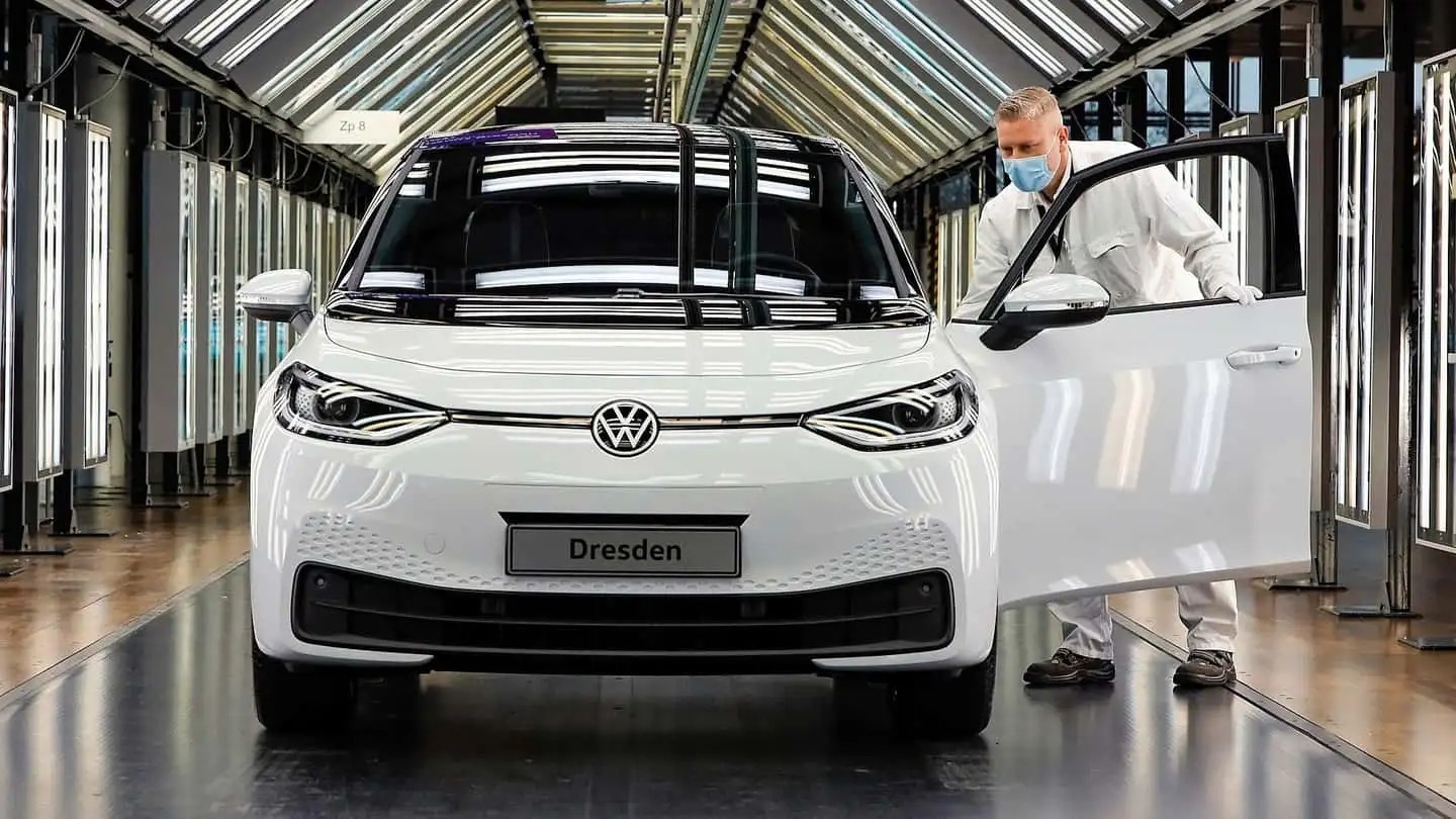 Volkswagen má „skvelý“ plán, ako sa vyhnúť zatvoreniu výrobných závodov: Riešením je zníženie platov zamestnancov!