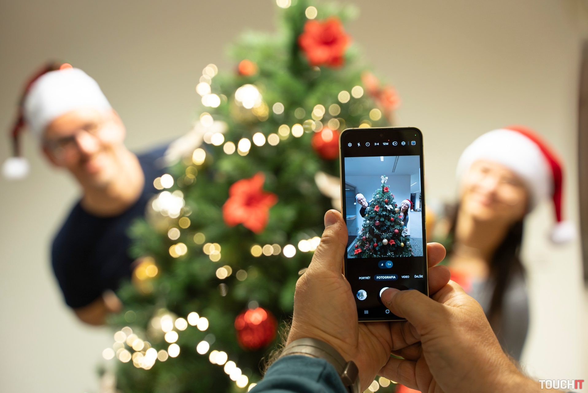 Zachyťte vianočnú atmosféru s telefónom Galaxy Z Flip6 a umelou inteligenciou Galaxy AI