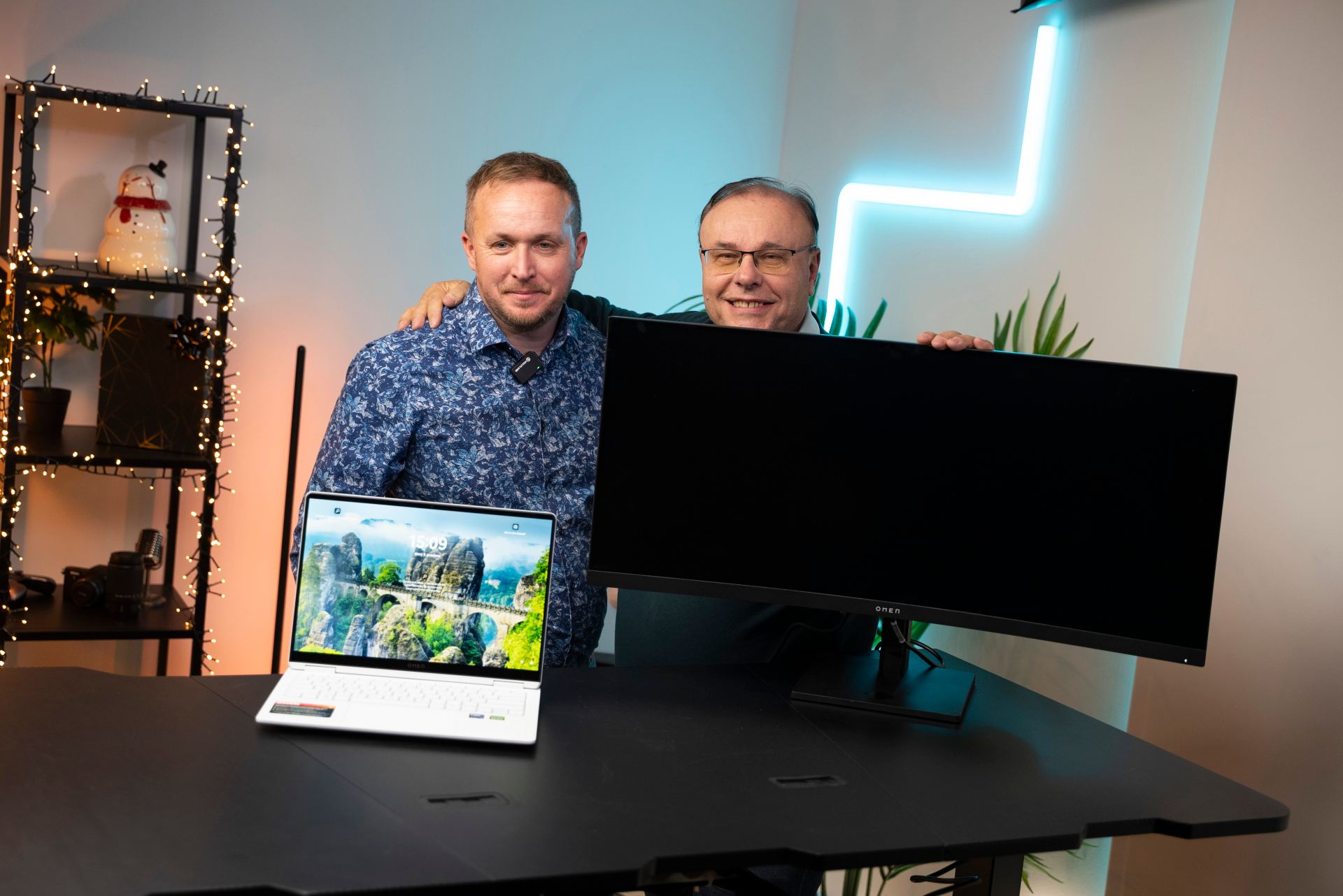 Dospelácky herný notebook OMEN Transcend 14 prepojený s monitorom OMEN 32 jediným káblom