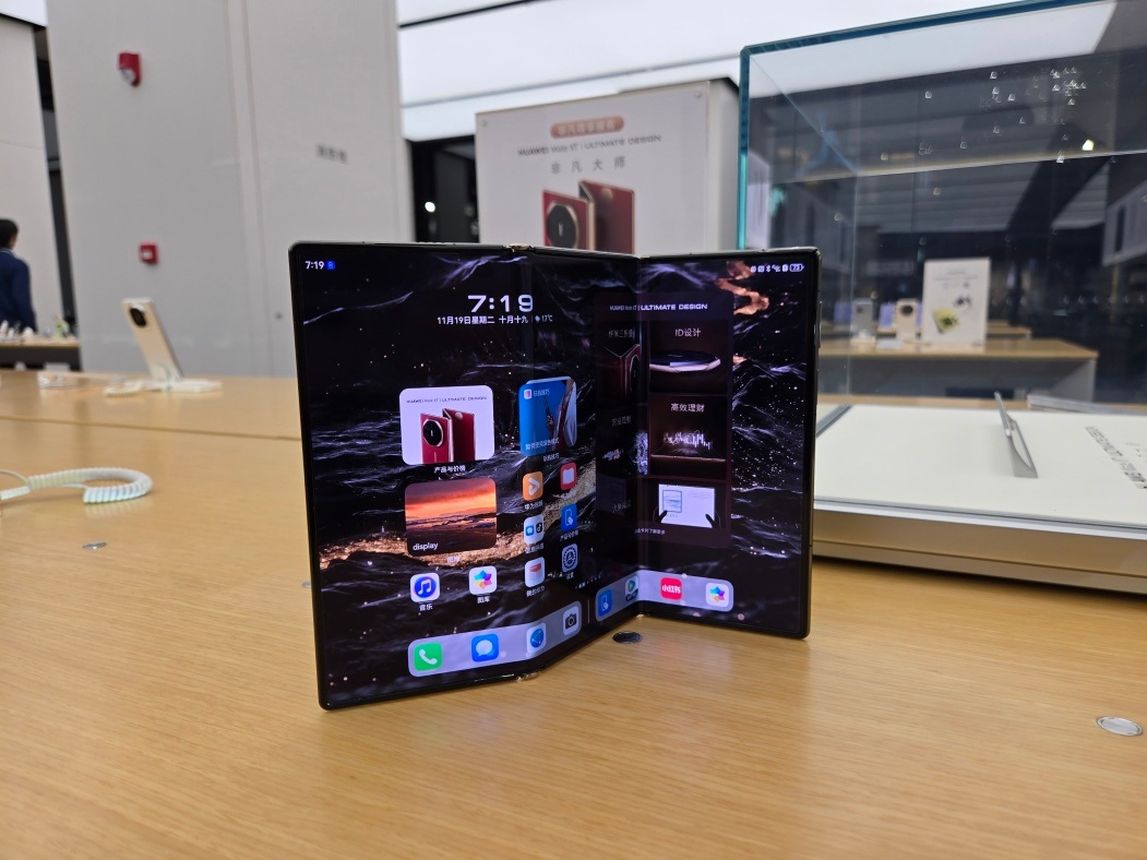 Ako sa pracuje so smartfónom s troma displejmi  a čo to tak stojí?