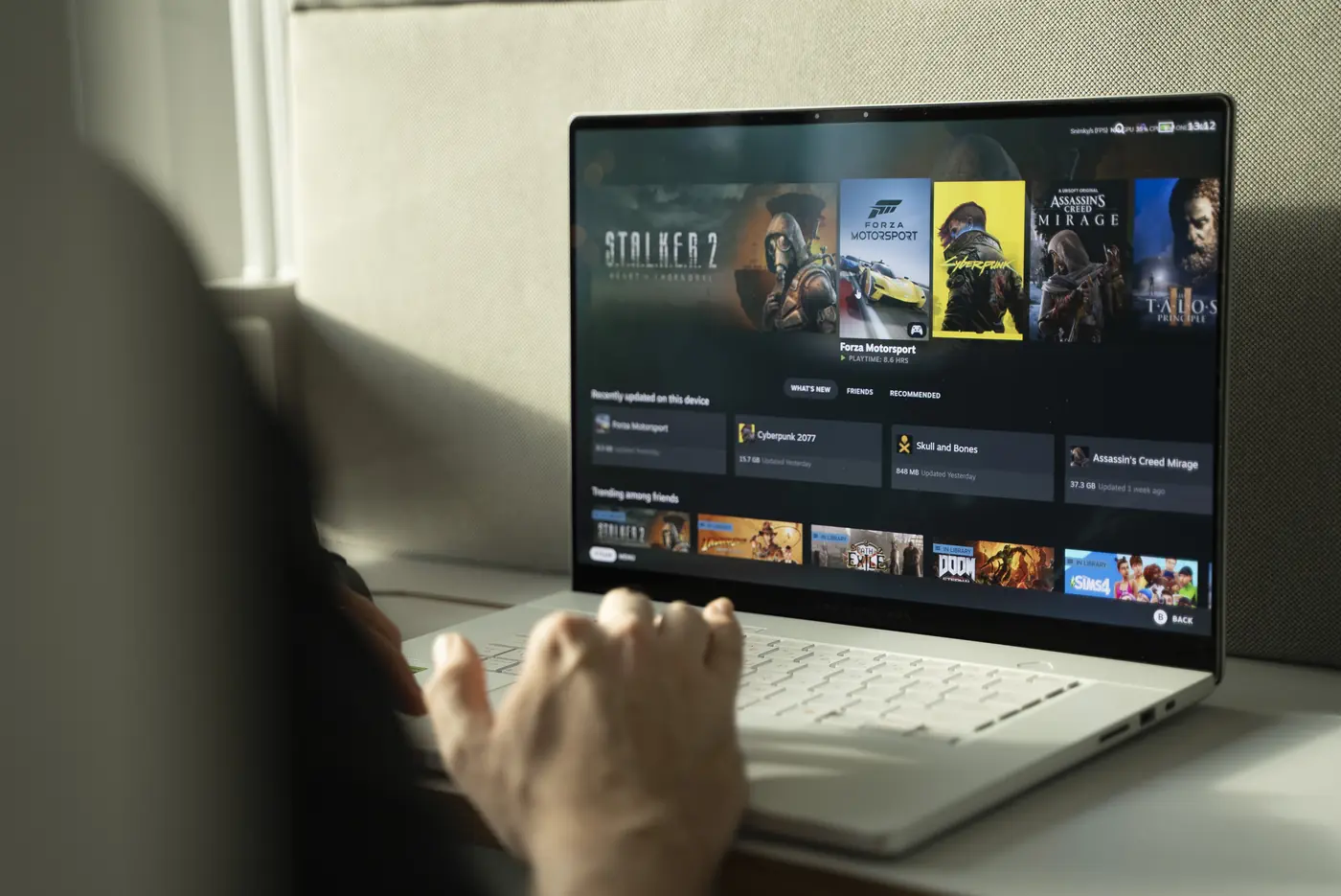 ROG Zephyrus G16 (GA605) s GeForce RTX 4070 ukazuje, ako má vyzerať moderný herný notebook. Je to ideálny vianočný darček pre hráčov