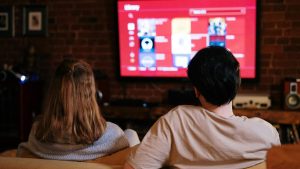 sledovanie televízora dvomi osobami