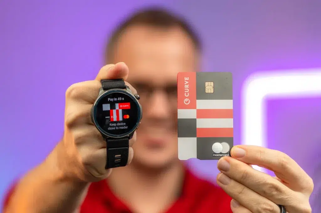 Curve karta podporuje platenie takmer všetkými smart hodinkami s touto funkciou