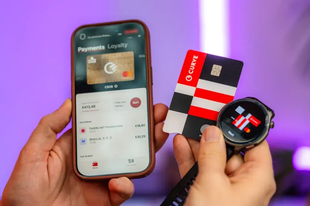 Curve karta podporuje platenie takmer všetkými smart hodinkami s touto funkciou