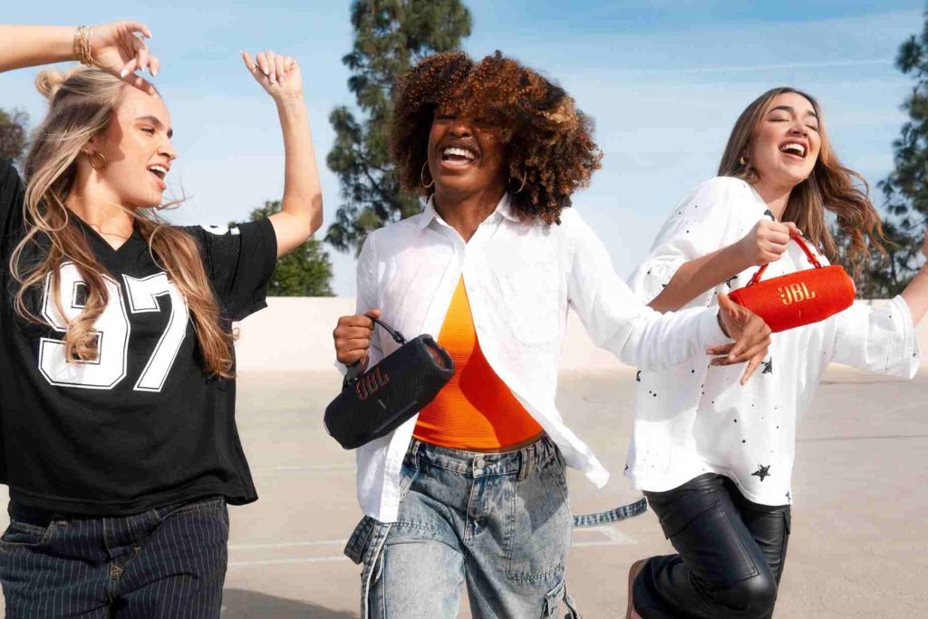 JBL Charge 6 Lifestyle 1