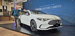 Súčasťou modernej výroby automobilov je dnes robot a umelá inteligencia