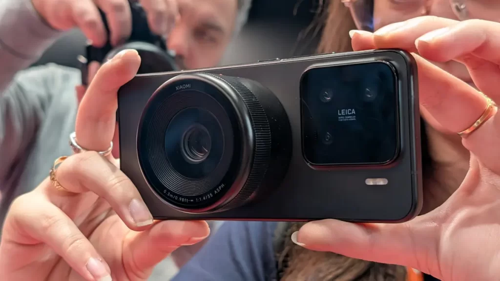 Upravený Xiaomi 15 s pripevniteľným objektívom