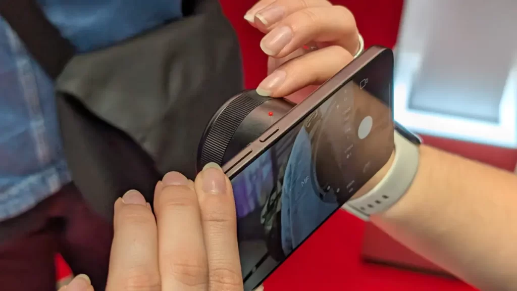 Upravený Xiaomi 15 s pripevniteľným objektívom