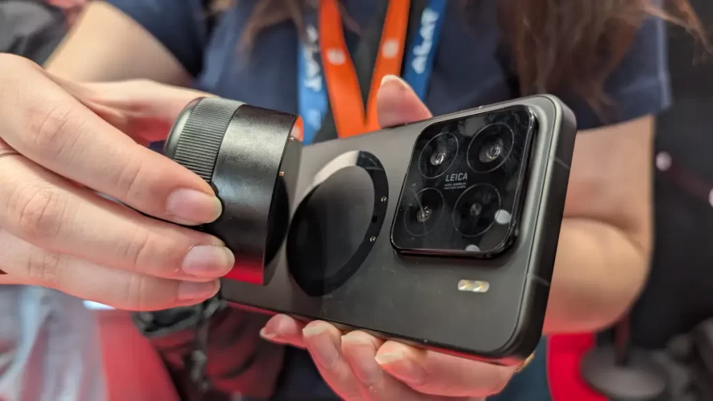 Upravený Xiaomi 15 s pripevniteľným objektívom