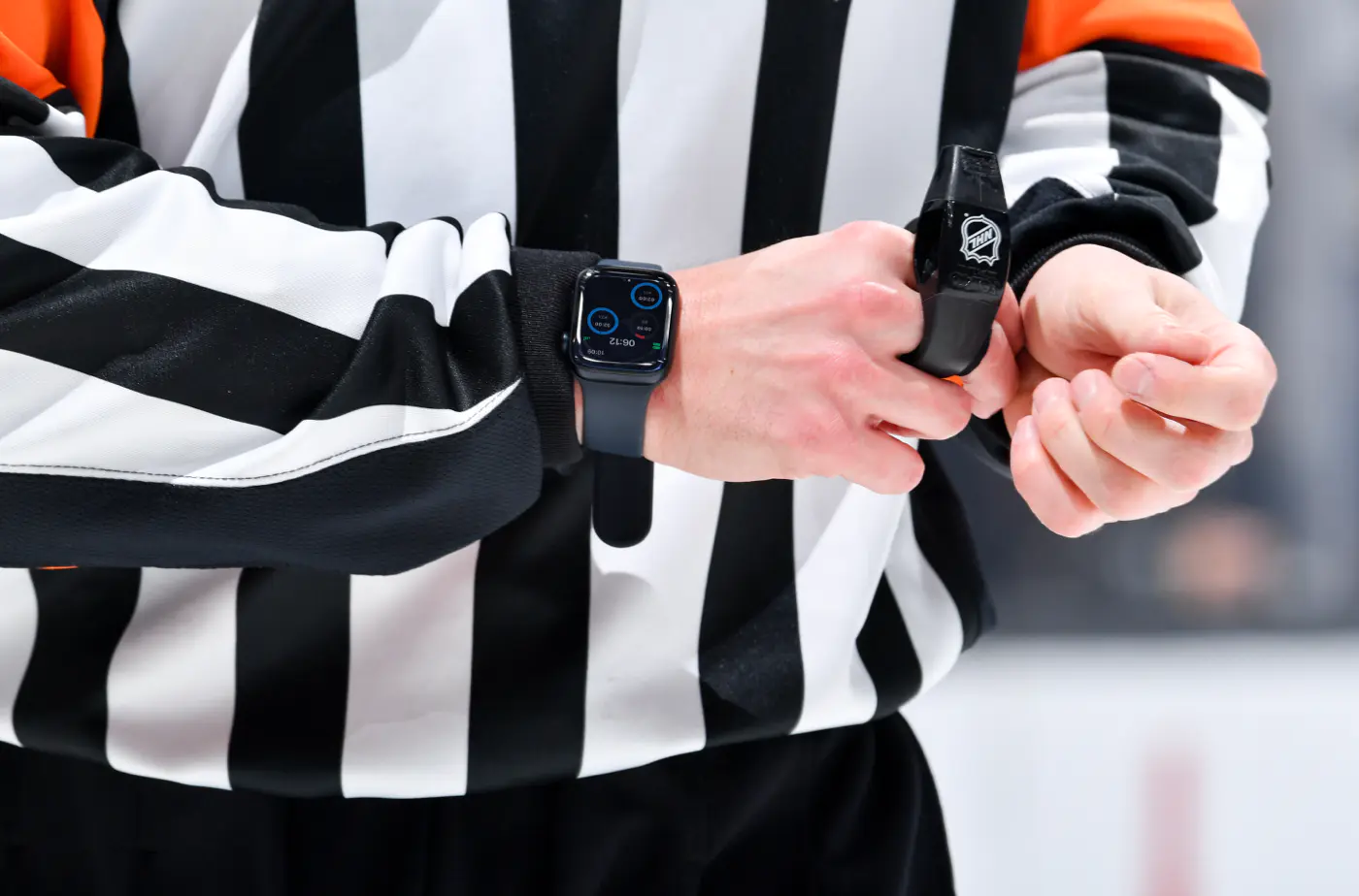 Rozhodcovia v NHL používajú hodinky Apple Watch. Aký to má zmysel?