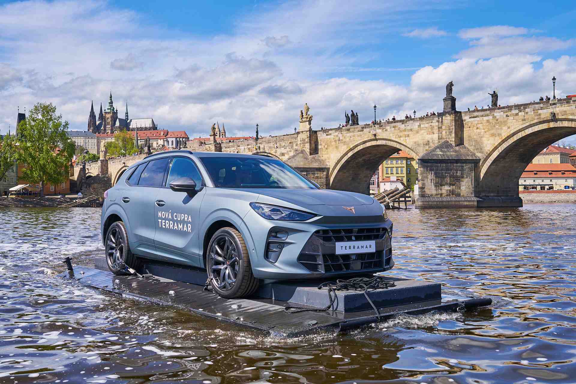 FLOATING CUPRA Terramar vyplával na Vltavu