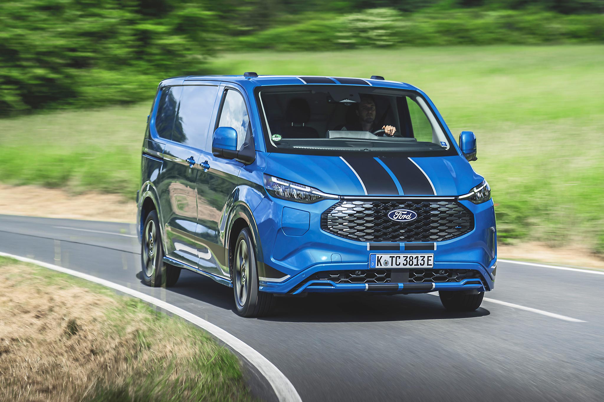 Ford E-Transit Custom: Plne elektrický van pre podnikateľov dostal slovenské ceny 