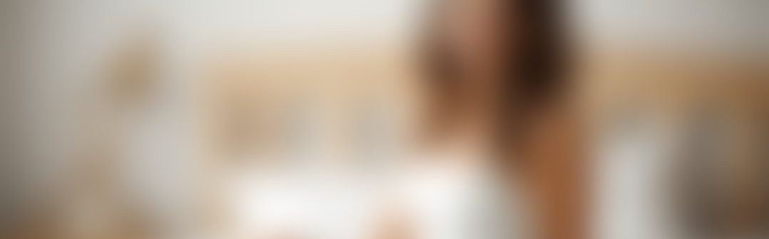 woman_sitting_in_the_bed_with_blurr