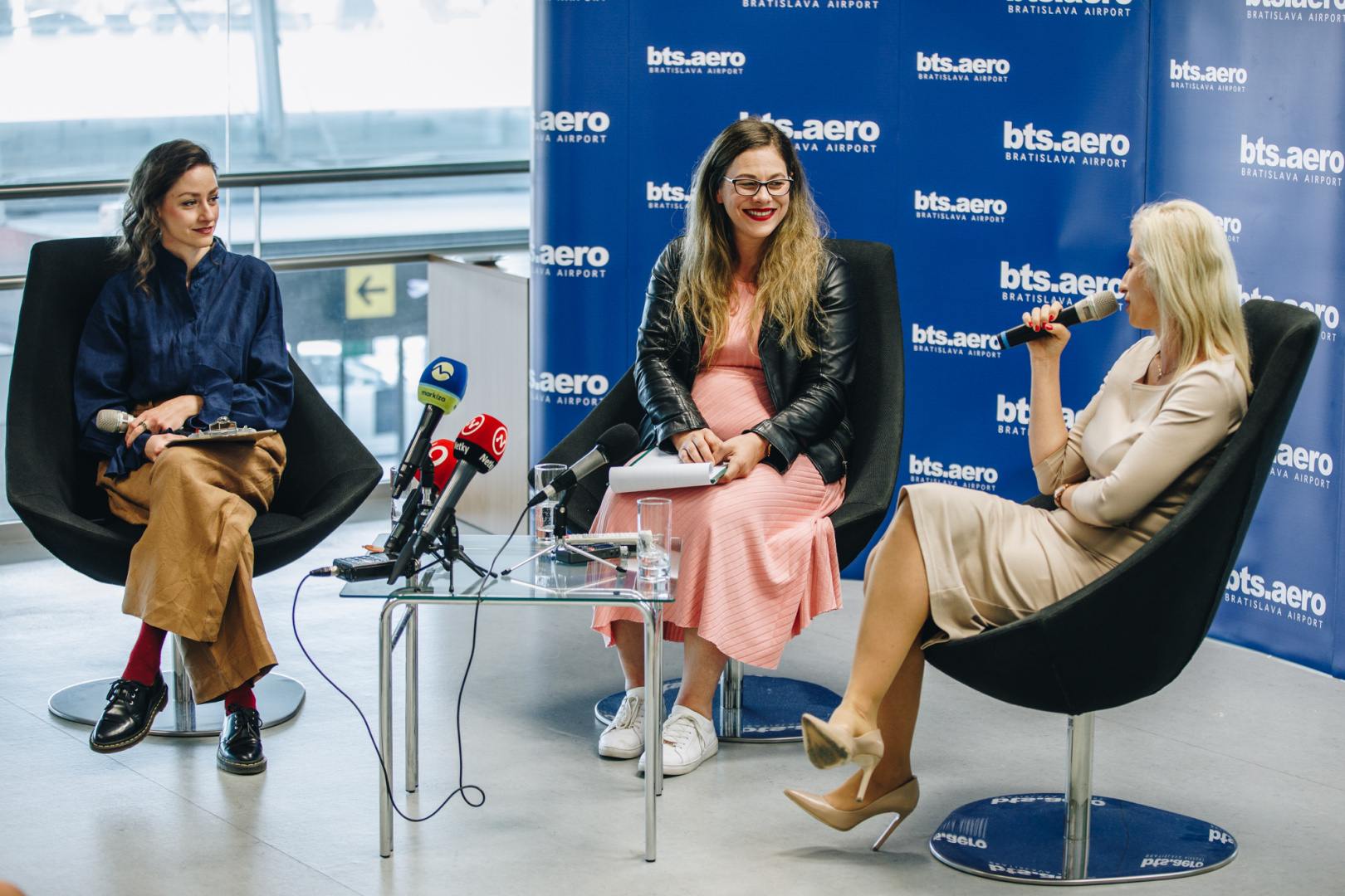 Slováci hľadajú lacné letenky a boja sa o batožinu