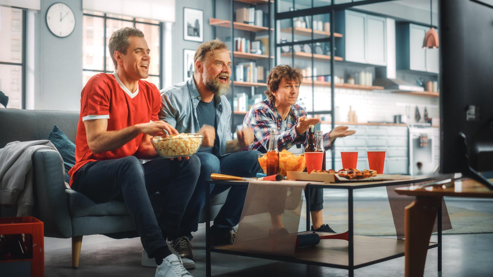 Slováci sa na hokej chystajú vo veľkom: nové televízory, fanúšikovské outfity aj zásoby na zápasy. Allegro ukazuje trendy pred šampionátom