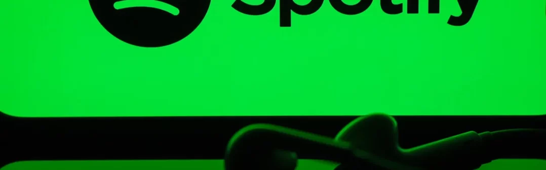 Logo Spotify so slúchadlami v popredí