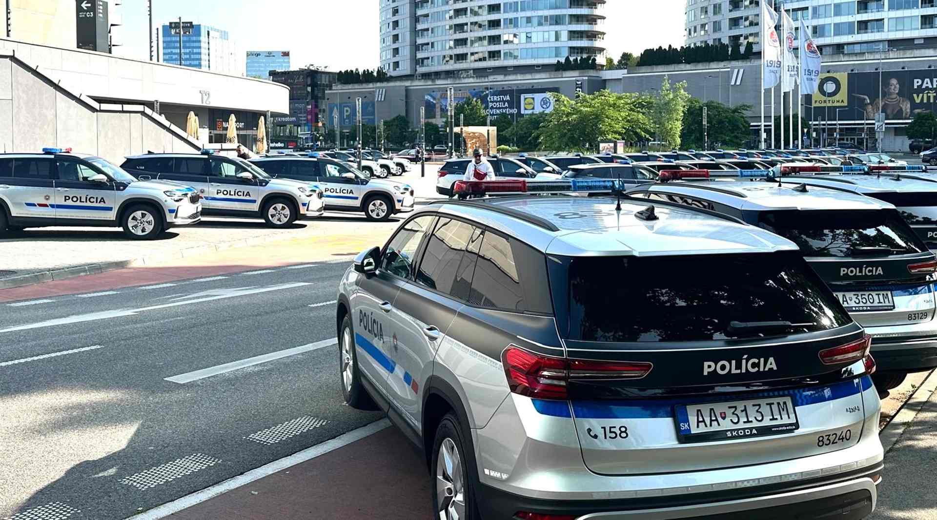 Nové autá a telové kamery pre políciu na futbalovom šampionáte do 21 rokov