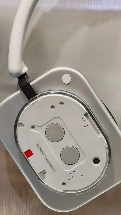 Nothing Headphone (1) na skutočnej fotografii