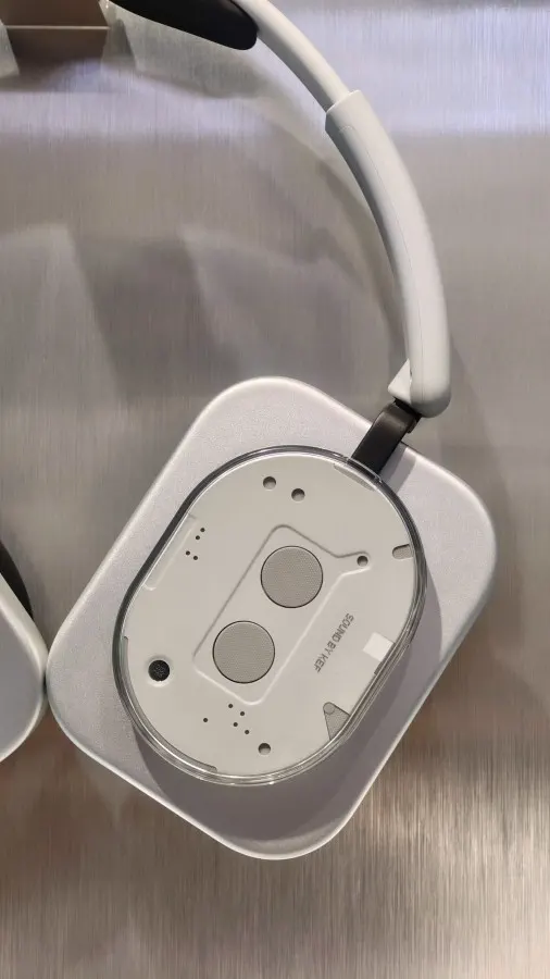 Nothing Headphone (1) na skutočnej fotografii