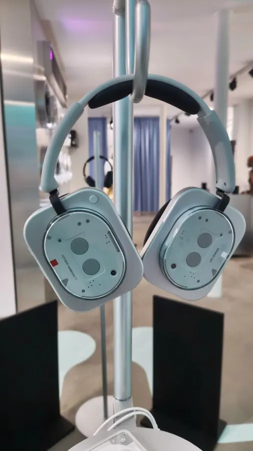 Nothing Headphone (1) na skutočnej fotografii