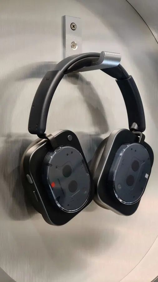 Nothing Headphone (1) na skutočnej fotografii