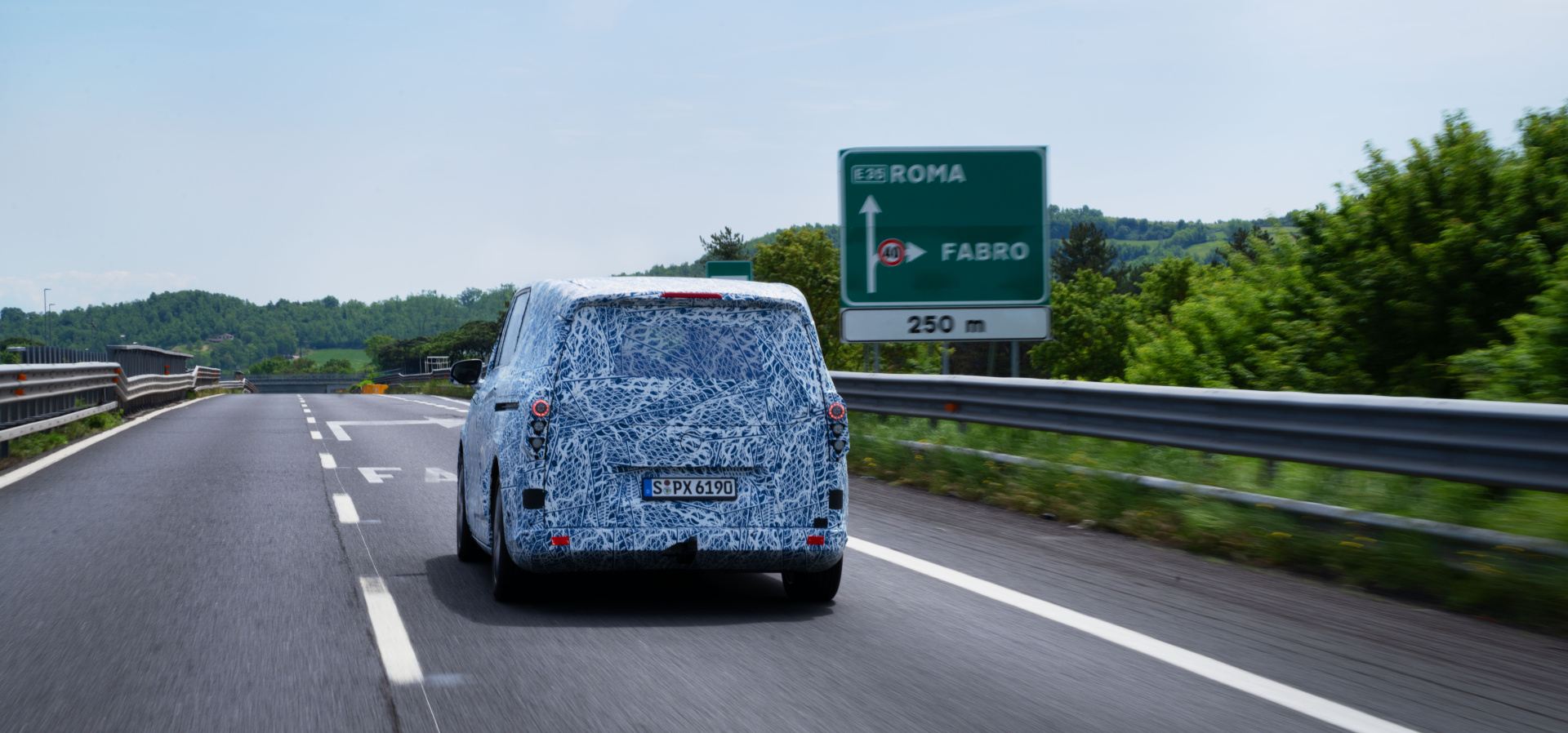 Zo Stuttgartu cez Alpy až do Ríma s dvoma 15 min zastávkami na nabíjanie s elektrickým vanom