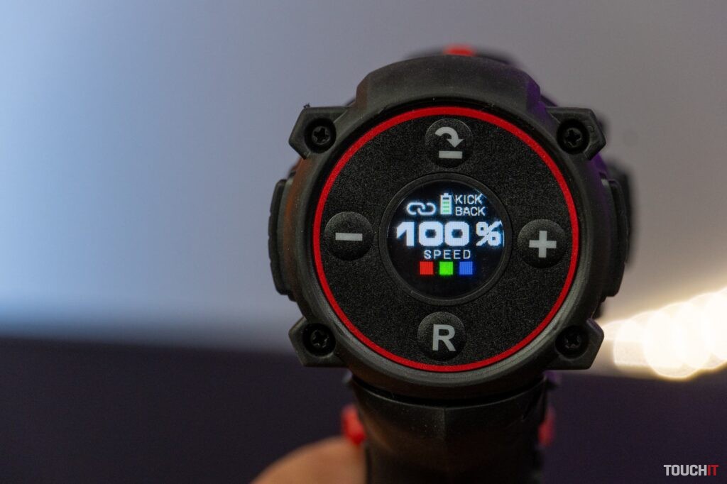 Zadný displej informuje aj o kapacite nabitia batérie