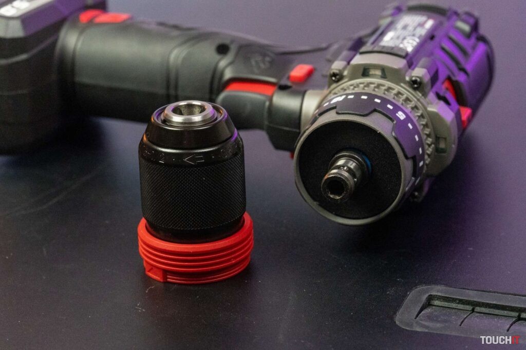 Funguje ako vŕtačka aj skrutkovač