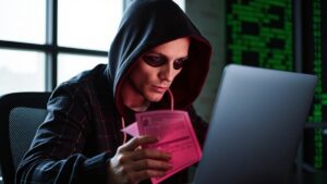 podvodnik_chce_ukradnut_peniaze_hacking