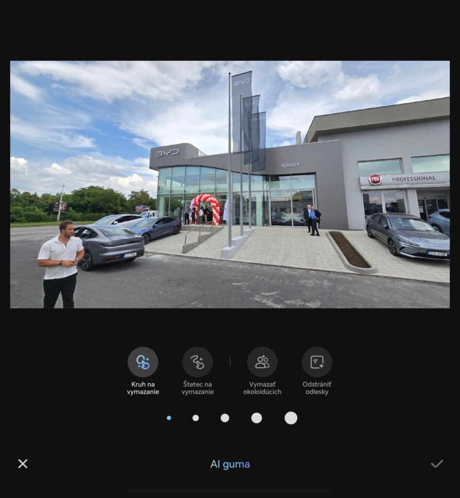 Pôvodná fotografia, na ktorej sú prekážajúci ľudia. Odstránime ich pomocou funkcie AI Guma