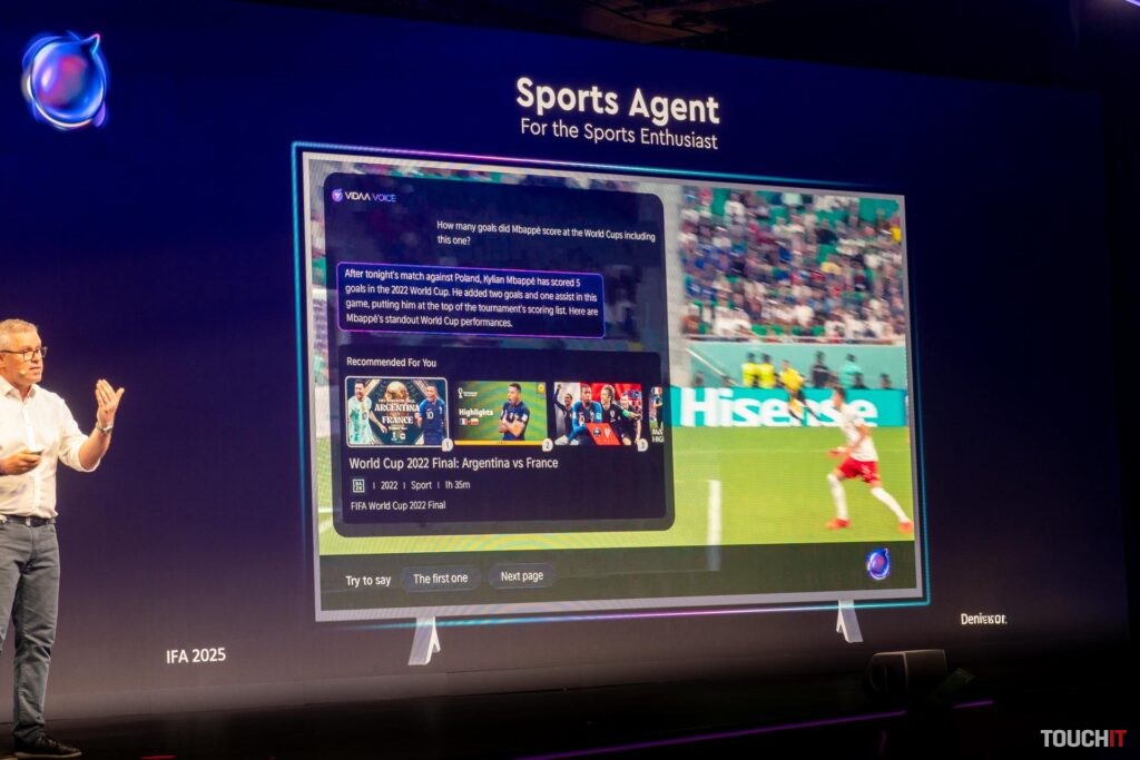 Denis Oštir, Editor in Chief VIDAA USA práve vysvetľuje ako je možné v hovorenej reči komunikovať s Hisense televízorom o aktuálnom zápase