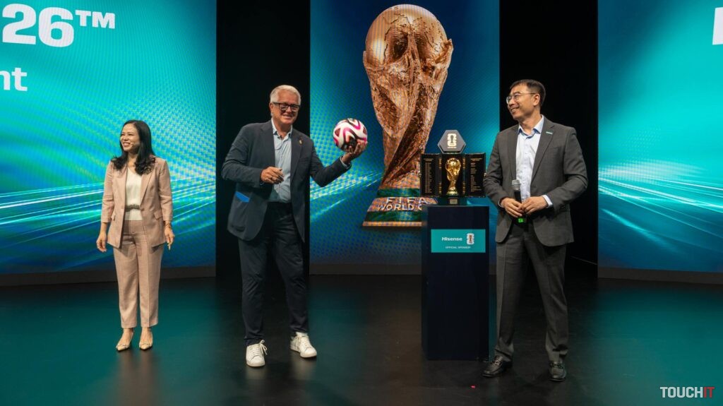 Na prezentácii Hisense došlo aj k hádzaniu lopty. Ten, kto ju chytil, mal 2 lístky na finále tohto športového sviatku