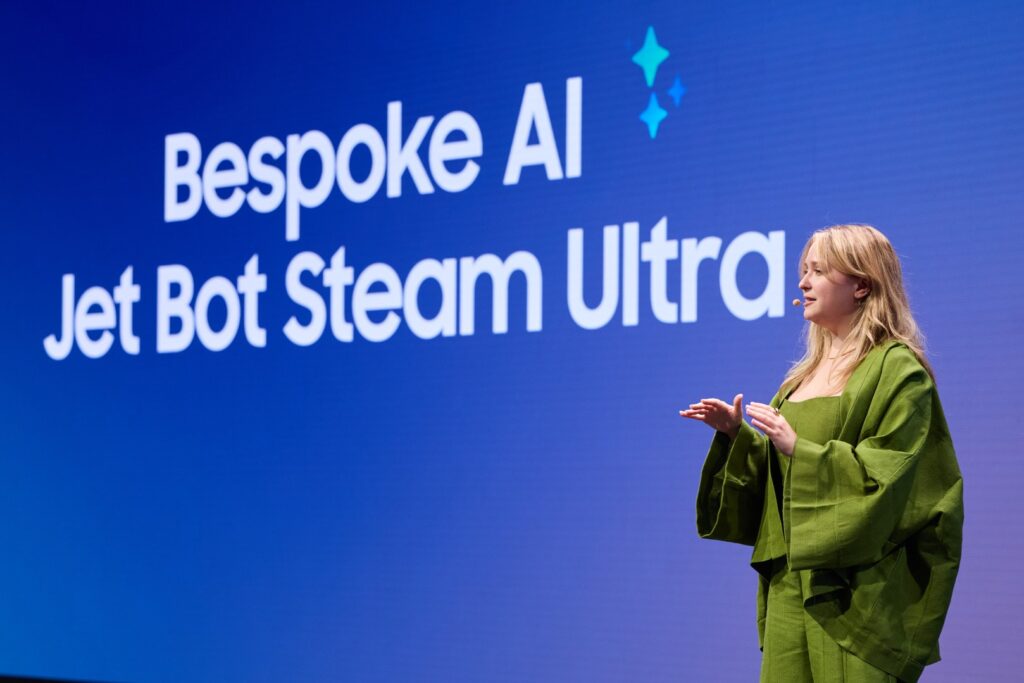 Katharina Mayer zo Samsungu prezentuje Bespoke AI Jet Bot Steam Ultra na výstave IFA 2025