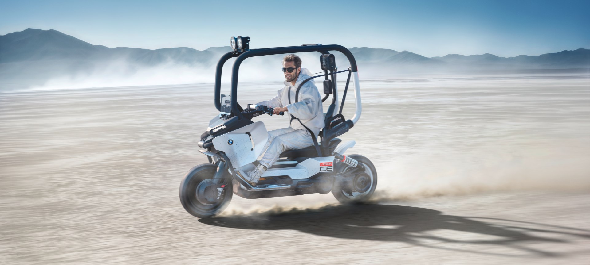 BMW Motorrad Vision CE: jazda v meste bez prilby a ochranného oblečenia