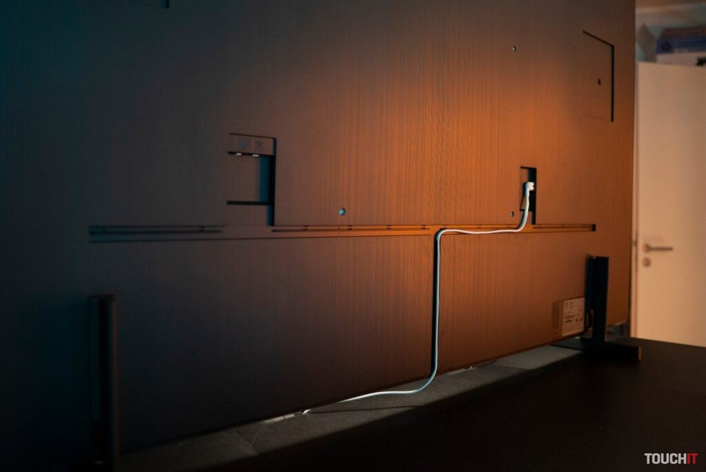 K telu televízora vedie len jeden káble na jeho napájanie