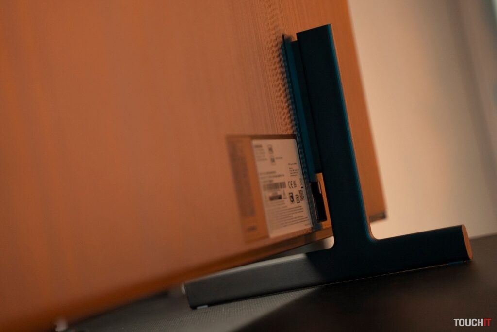 Nožičky umožňujúce aj nastavenie výšky televízora