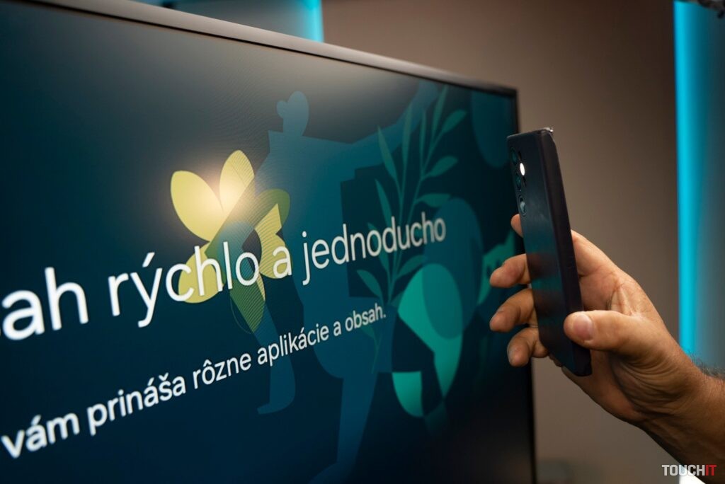 Matný displej dobre pohlcuje dopadajúce svetlo