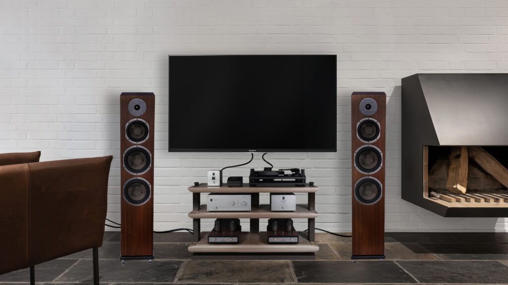 Klasická zostava zo soundbarom, zosilňovačom a subwooferom