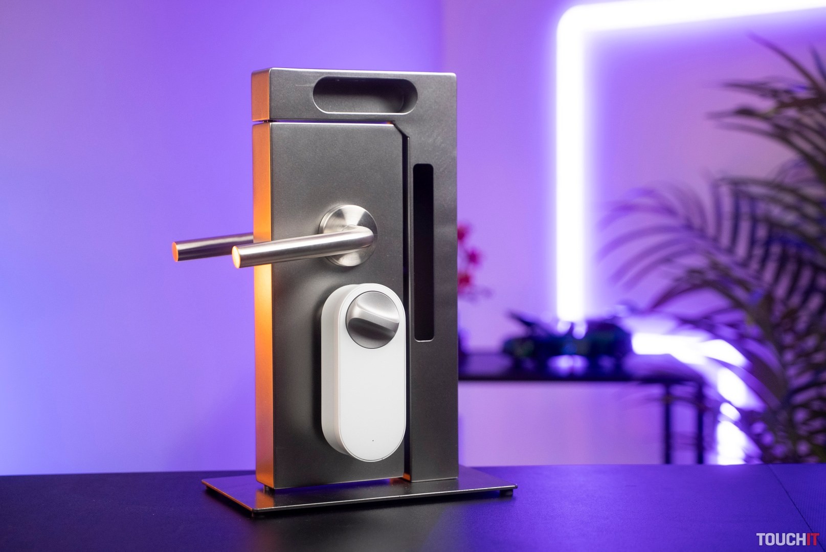 Aj vaše staré vchodové dvere sa môžu stať inteligentnými. S AQARA je to jednoduché