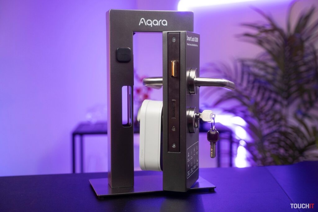 Takto vyzerá stav po inštalácii U200 na dvere