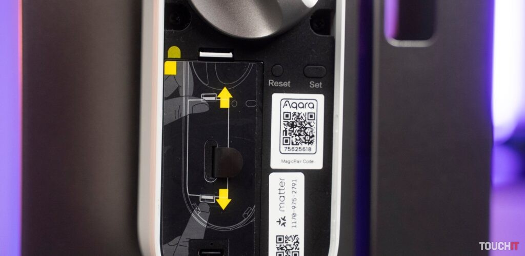 Inštaláciu zámku uľahčujú QR kódy pod krytom